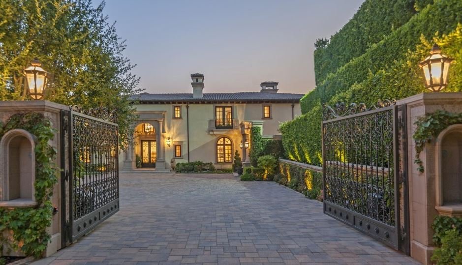 Coca Cola bottling heir sells Beverly Hills Mansion for $25M